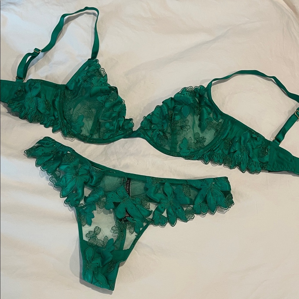 Victorias Secret Emerald Green Lace Bra & Thong Set